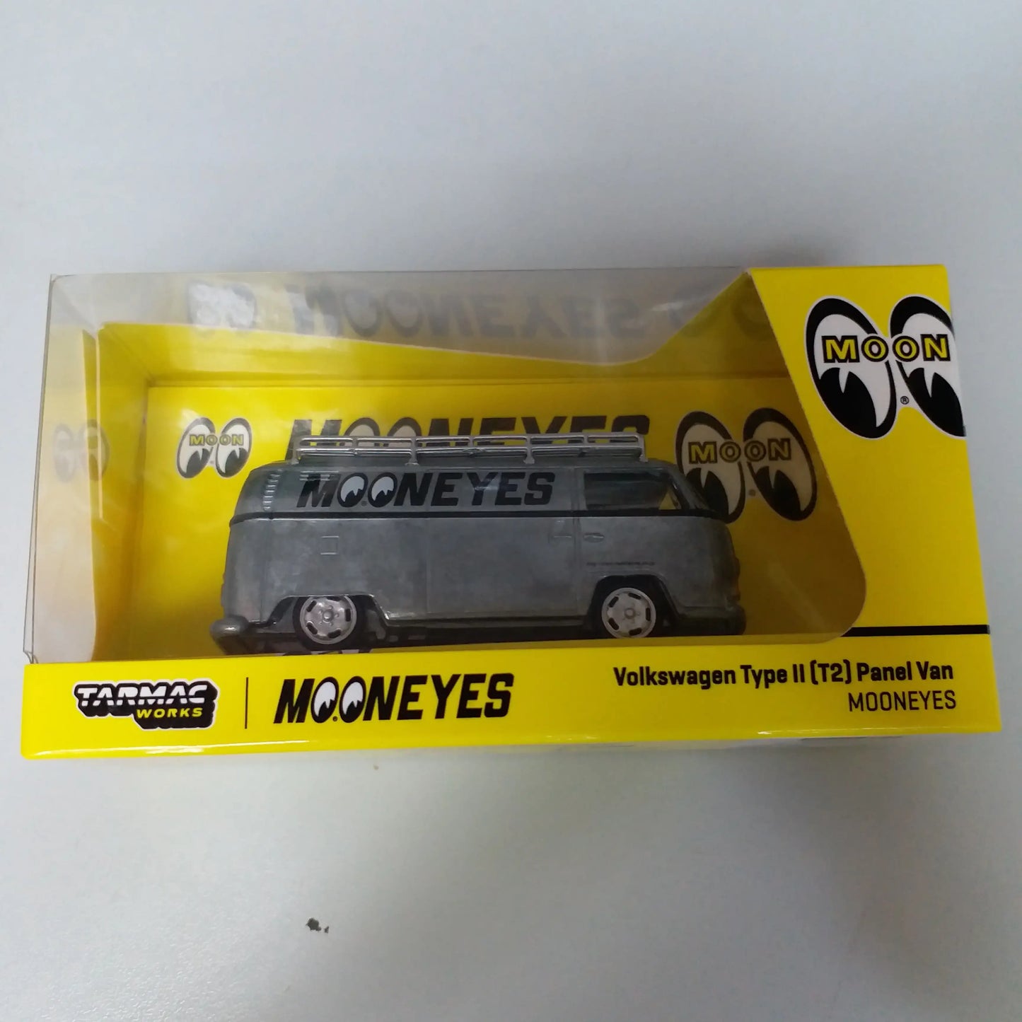 Tarmac Works x Moon Eyes Volkswagen Type II (T2) Panel Van Mooneyes Chase