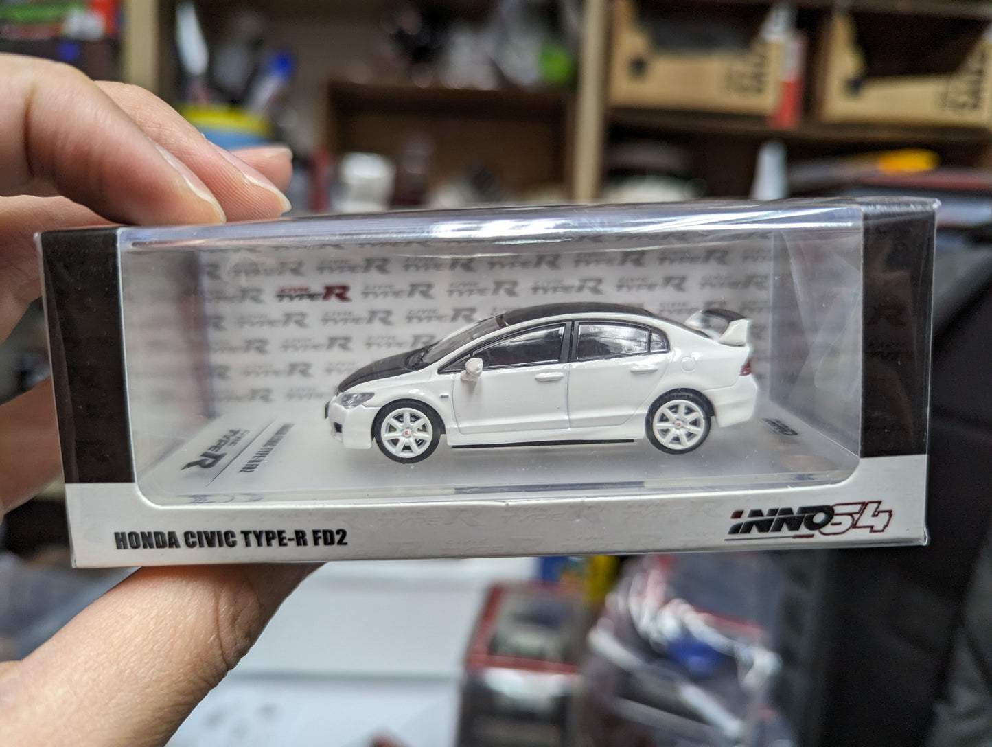 Inno64 Honda CIVIC TypeR FD2 white with carbon bonnet