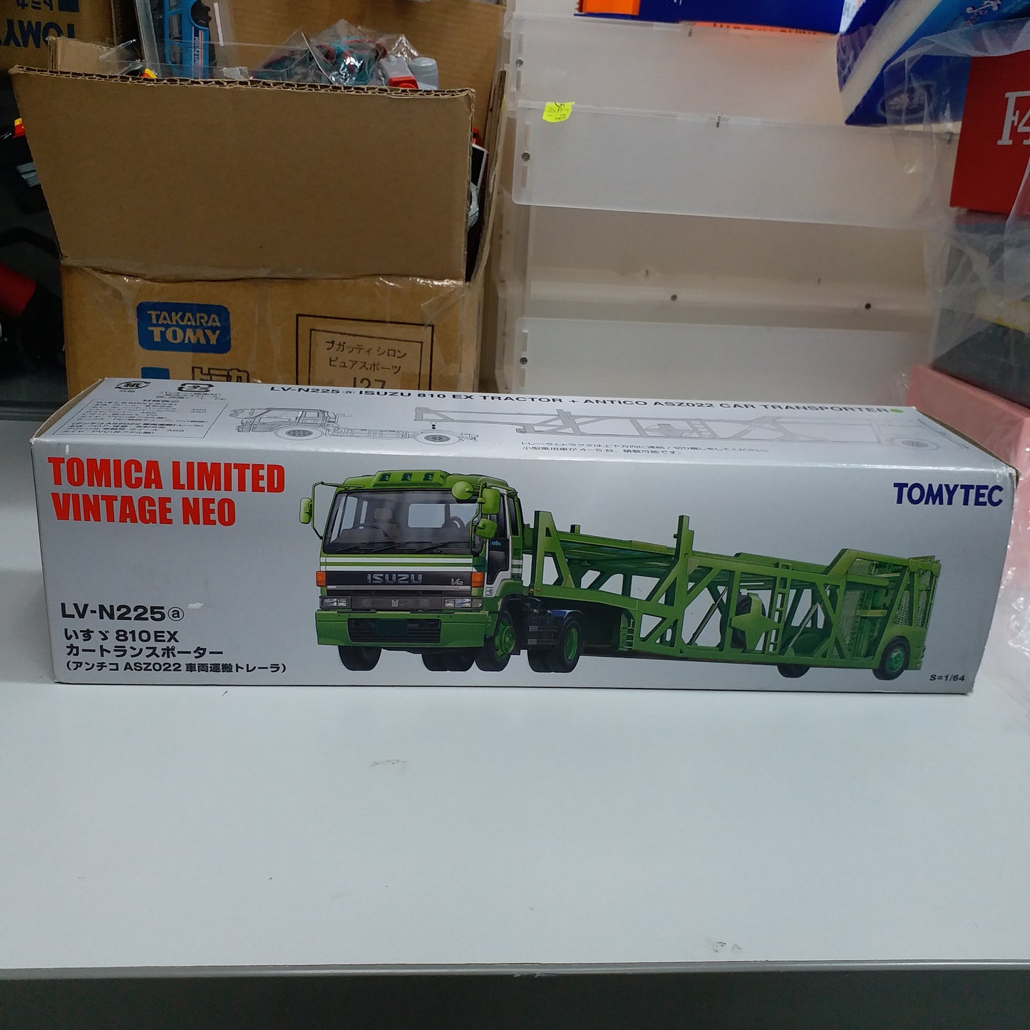 Tomica Limited Vintage Neo LV-N225a Isuzu 810EX Car Transporter (Green)