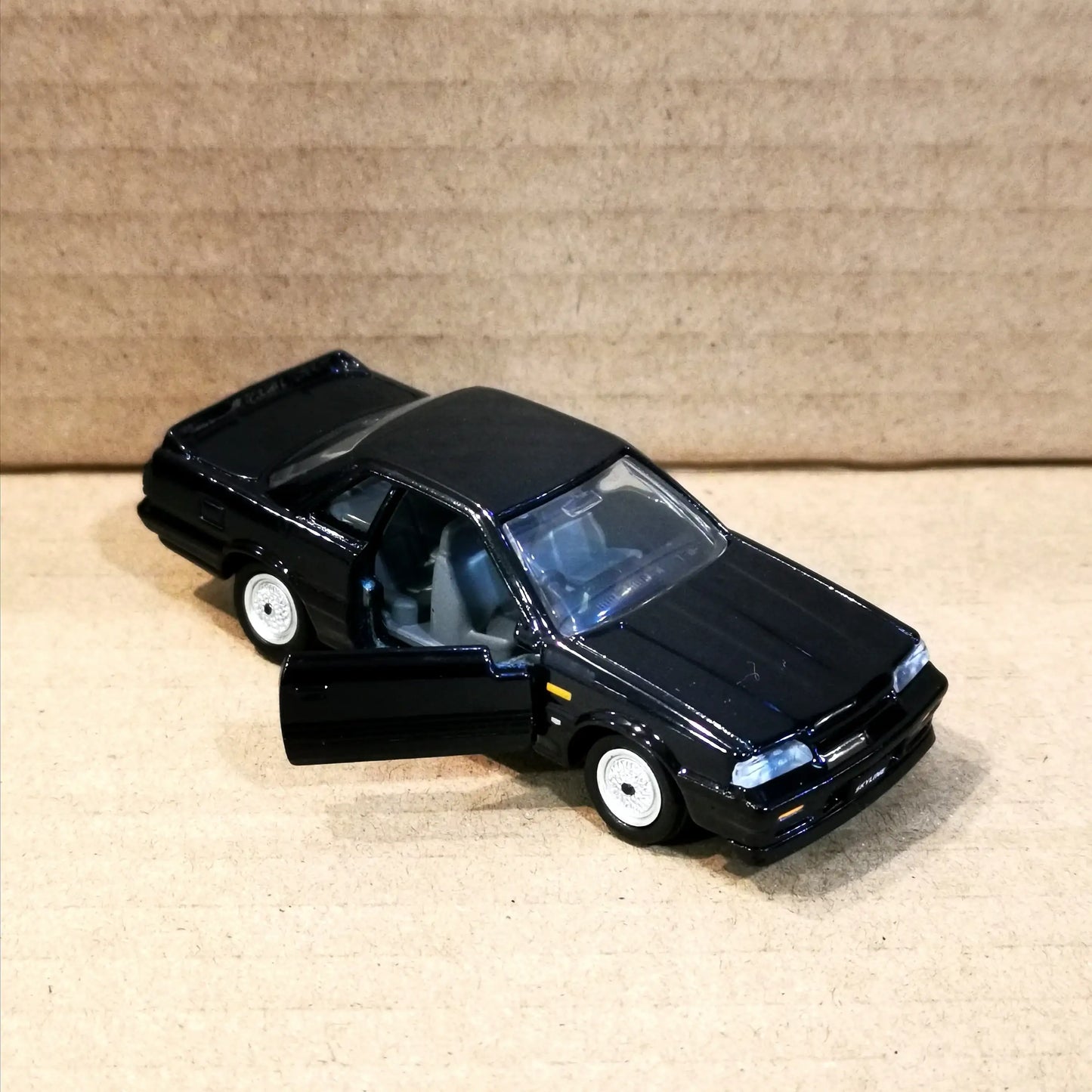 TOMICA PREMIUM 04 Nissan Skyline GTS-R 1:61 SCALE NEW IN Box-Takara Tomy-Tomica Premium-Mobile Garage HK