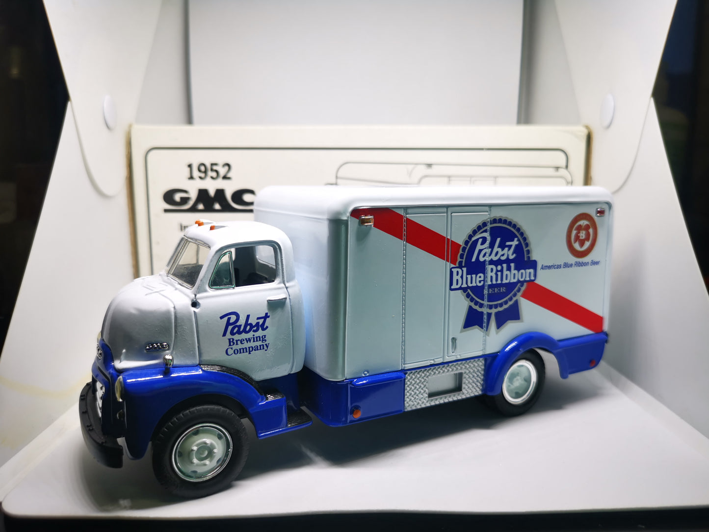 First Gear 1952 GMC Insulated Van Pabst Bule Ribbon