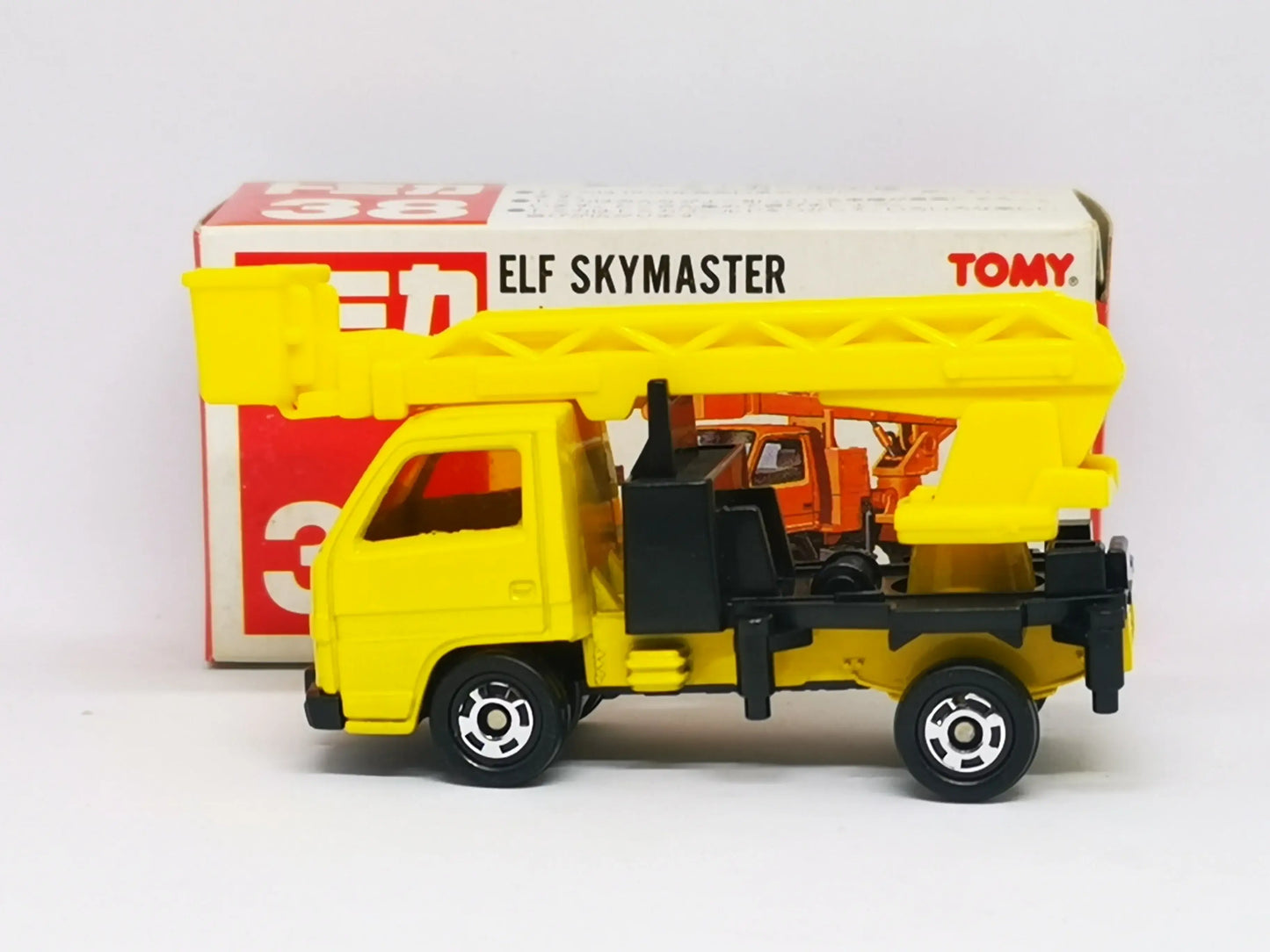 Takara Tomy Tomica #38 Isuzu Elf Skymaster Made in Japan