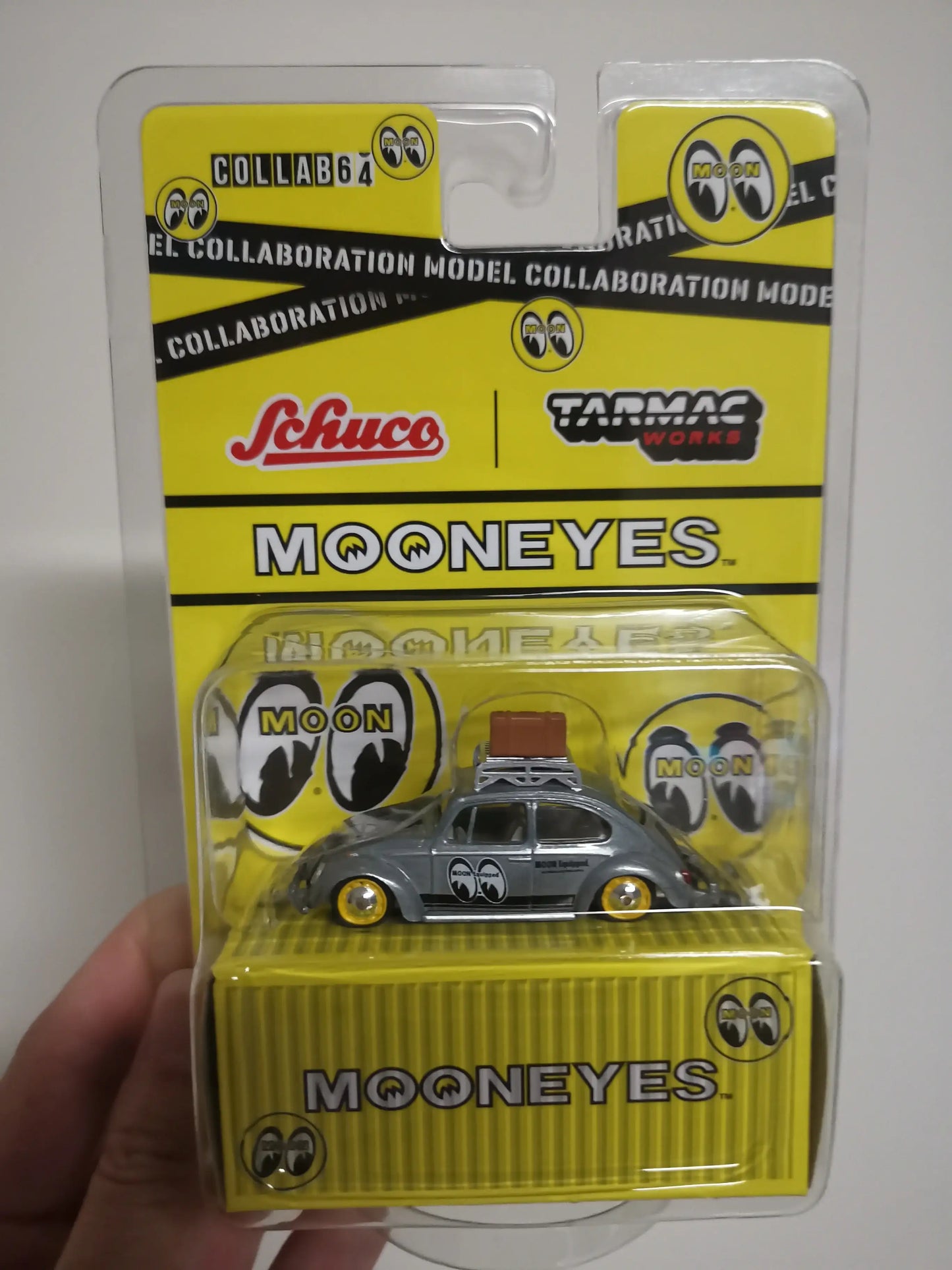 Tarmac Works x Schuco Volkswagen BeetleMooneyesWith roof rack and suitcases Chase