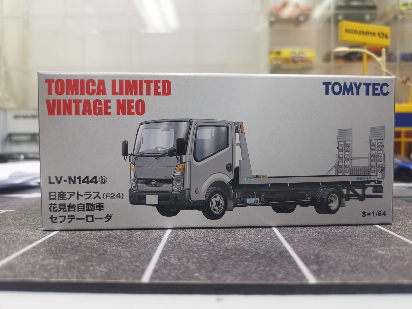 Tomica Limited Vintage Neo LV-N144b Nissan Atlas F24 Safety Loader (Silver)