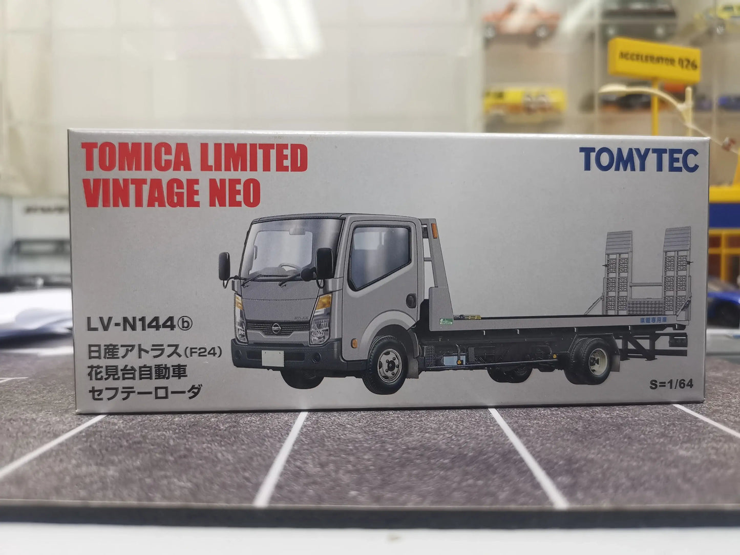 Tomica Limited Vintage Neo LV-N144b Nissan Atlas F24 Safety Loader (Silver)