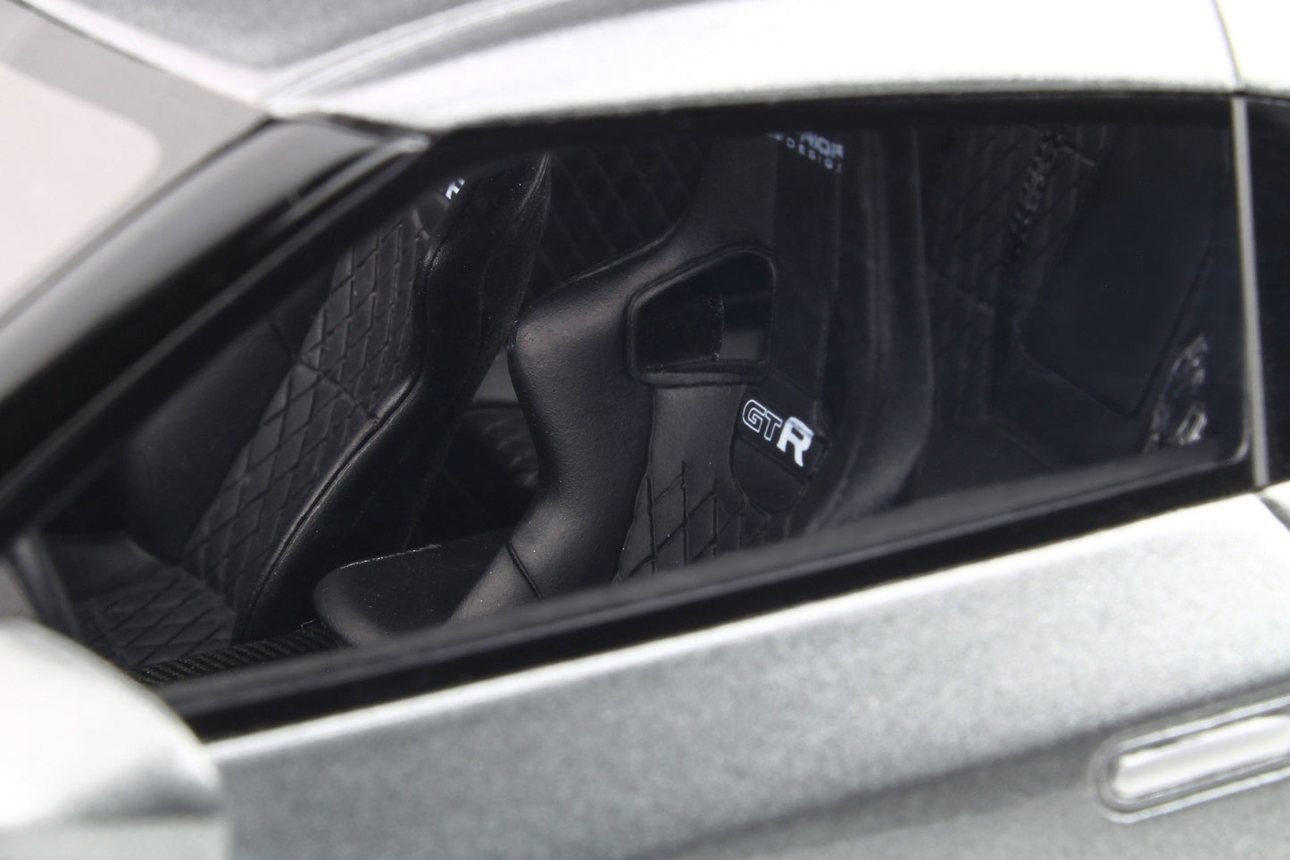 GT Spirit GT243 1:18 Nissan GT-R R35 (Modified by Prior Design)