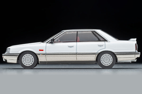 Tomica Limited Vintage Neo LV-N282a Nissan Skyline 4-door HT GT Passage Twin Cam 24V (White/Beige) 86