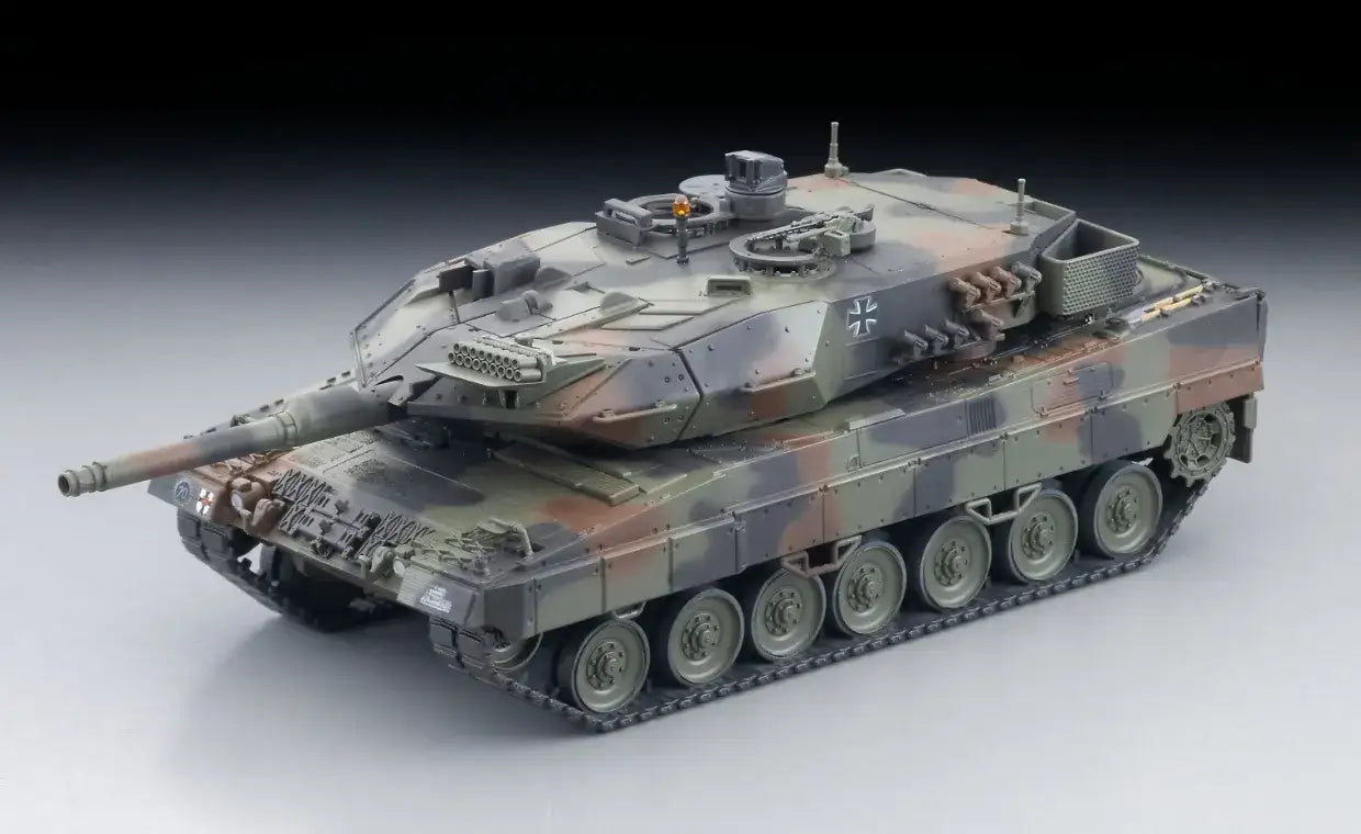 Tomytec ARSENIA64 1:64 Scale Leopard 2A5 model in detailed view.