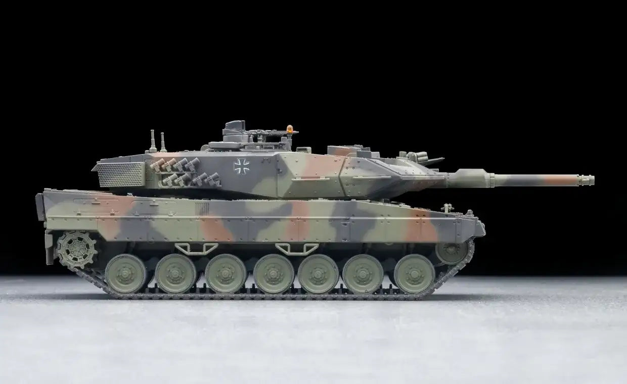Tomytec ARSENIA64 1:64 Scale Leopard 2A5 model with accessories.