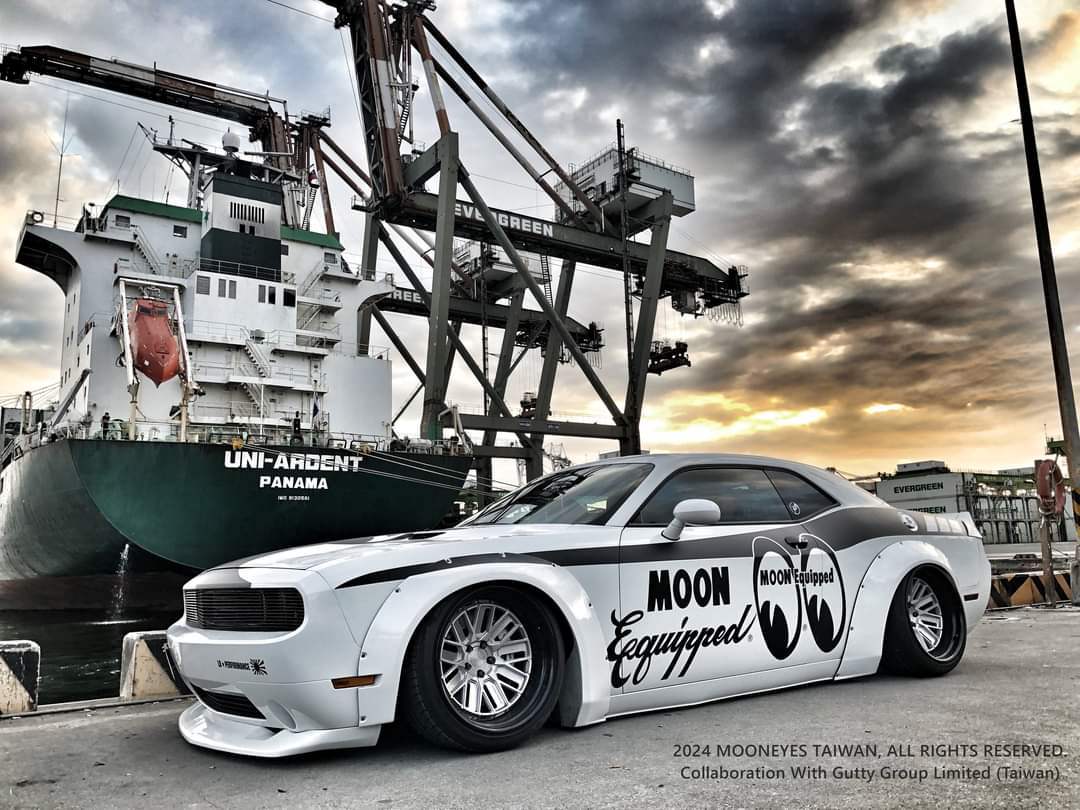 LB-WORKS Dodge Challenger SRT Hellcat MOON Equipped Special Edition ...