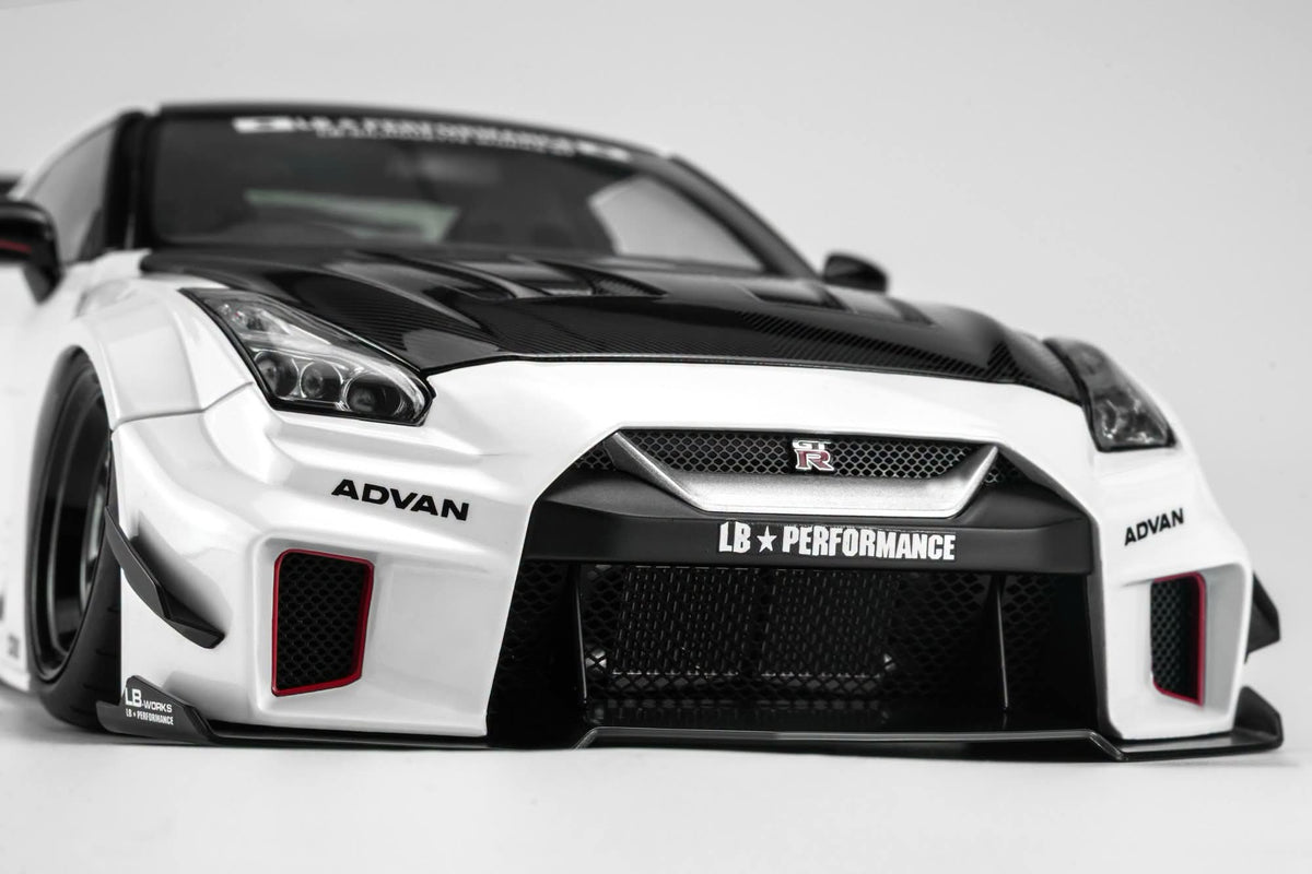 Motor Helix M80801 LB-Silhouette Works GT Nissan 35GT-RR Ver.2 (White with CF Bonnet) 1:18 Limited Edition 699pcs