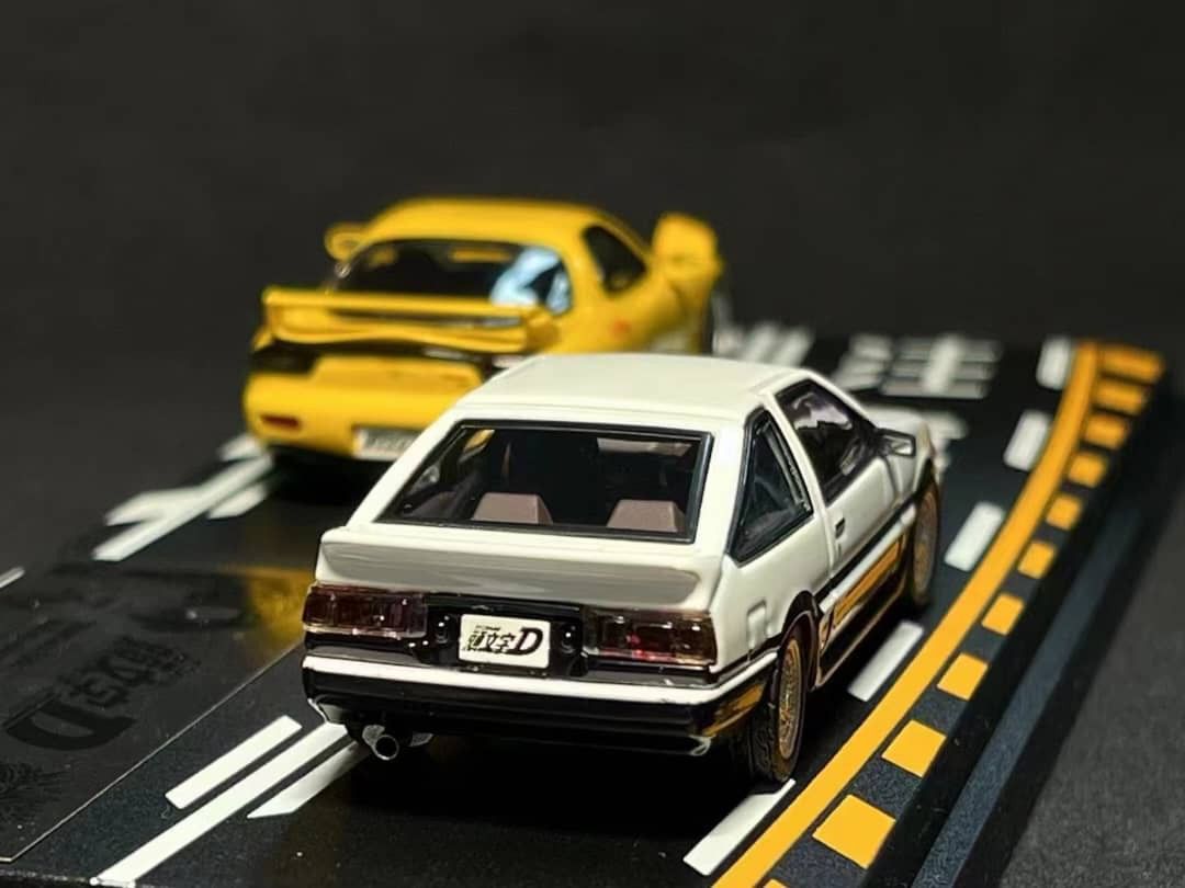 Modeler's 1:64 Scale Initial D Vol. 16 高橋啓介 Mazda RX-7(FD3S) & 秋山渉レビン Toyota Levin (AE86) Diorama Set