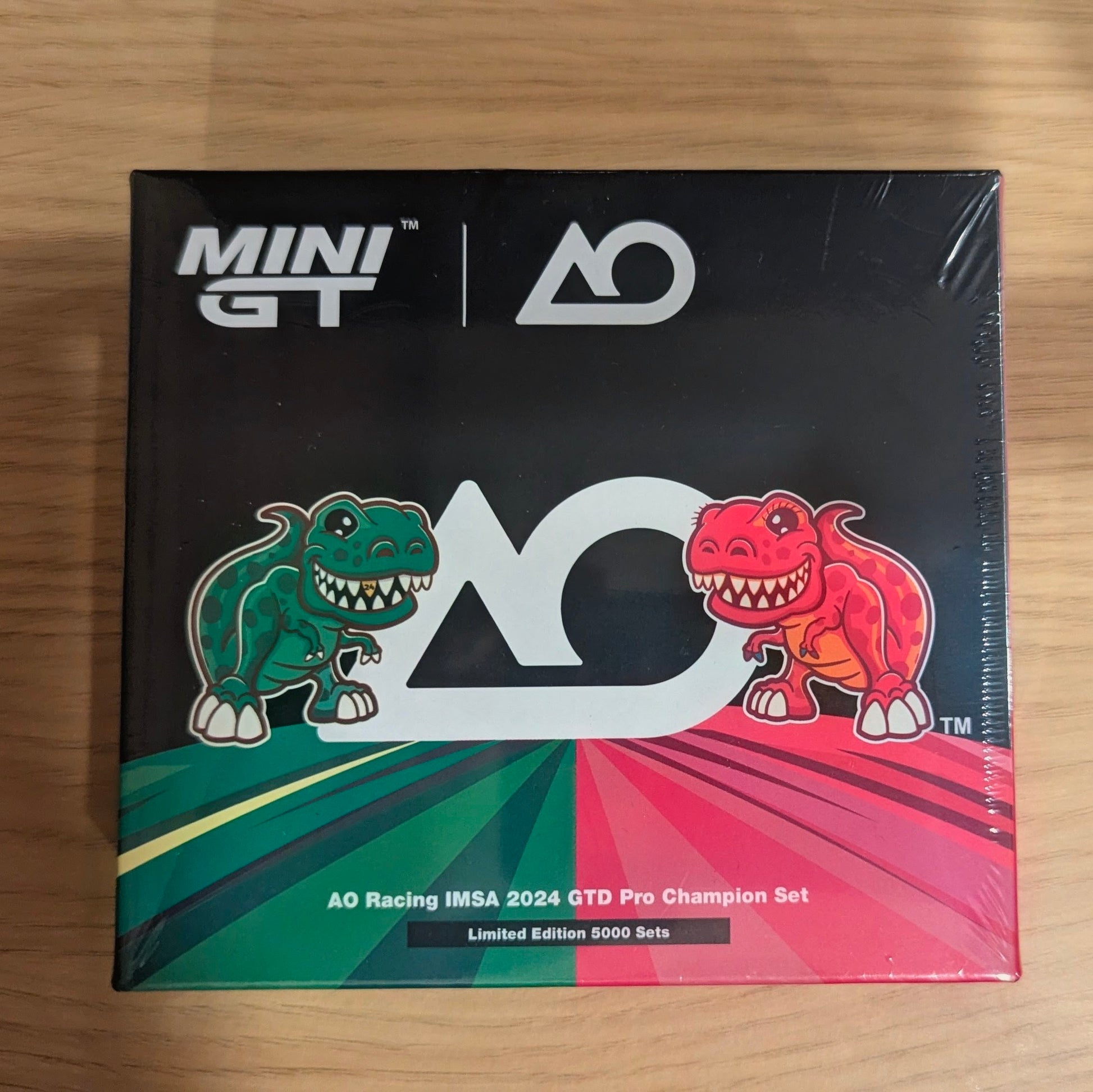 [Shipping included] Mini GT #1198 & #1199 Porsche 911 GT3 No.77 GTD PRO AO Racing 2024 IMSA Show Car w/ Trophy Set | 2026 Hobby Expo China-Mini GT-1:64-Mobile Garage HK