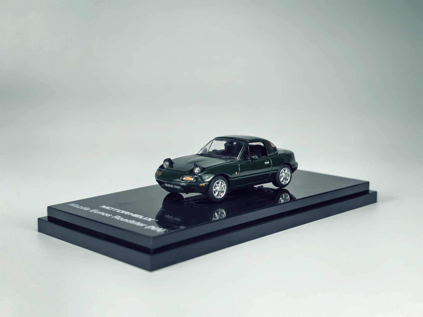 Motorhelix 1/64 Mazda Eunos Roadster NA RHD Dark Green - soft top closed