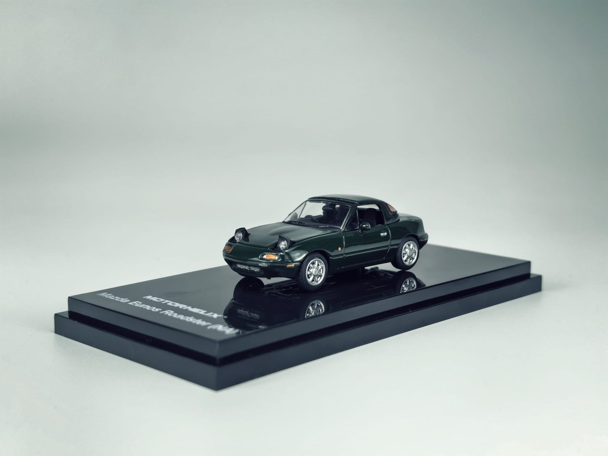 Motorhelix 1/64 Mazda Eunos Roadster NA RHD Dark Green - soft top closed