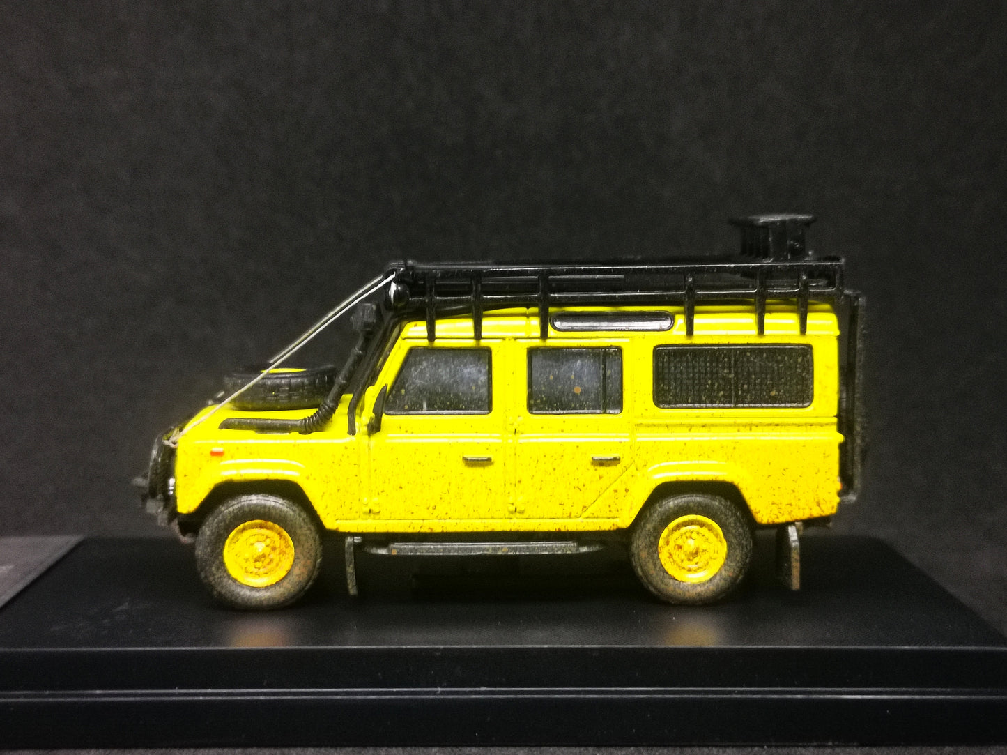 Master Model 1:64 Scale Camel Trophy Land Rover Defender 110 Dirty Ver. With Off Road Kits