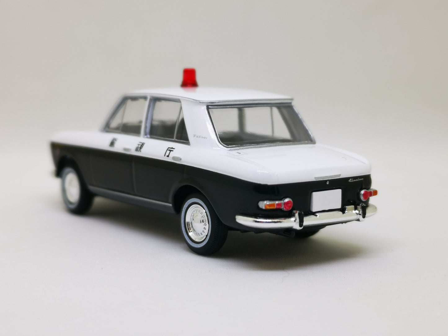 Tomica Limited Vintage
LV-183a Nissan/Datsun Bluebird 510
Japan Patrol Car