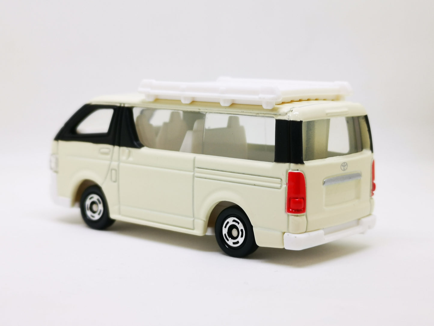 Tomica #113 Toyota Hiace 1st edition
