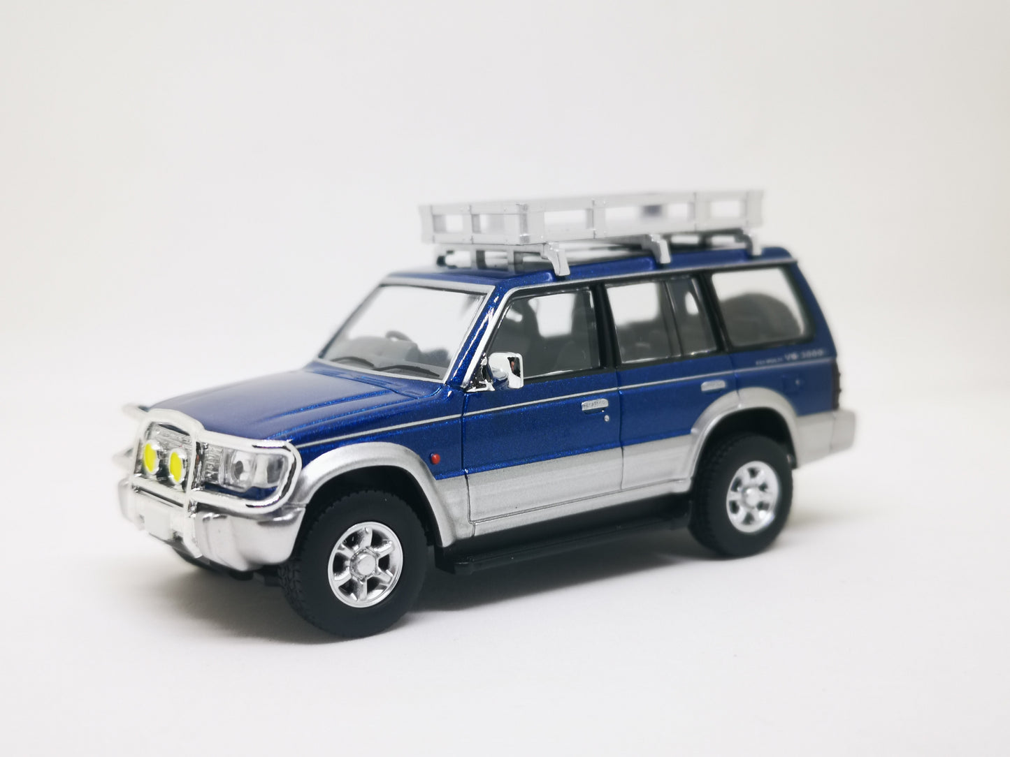 Tomytec Limited Vintage Neo LV-N206a Mitsubishi Pajero Mid-roof Wide VR '94 (blue / silver)