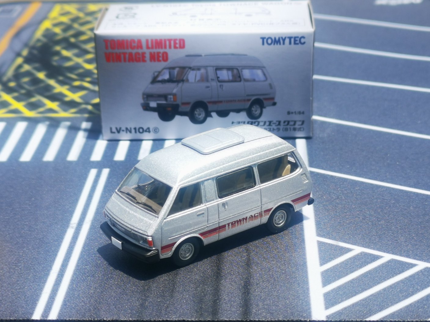 Tomica Limited Vintage Neo LV-N104c TOYOTA Town Ace Wagon 1800 Super Extra 81 Years (Silver)