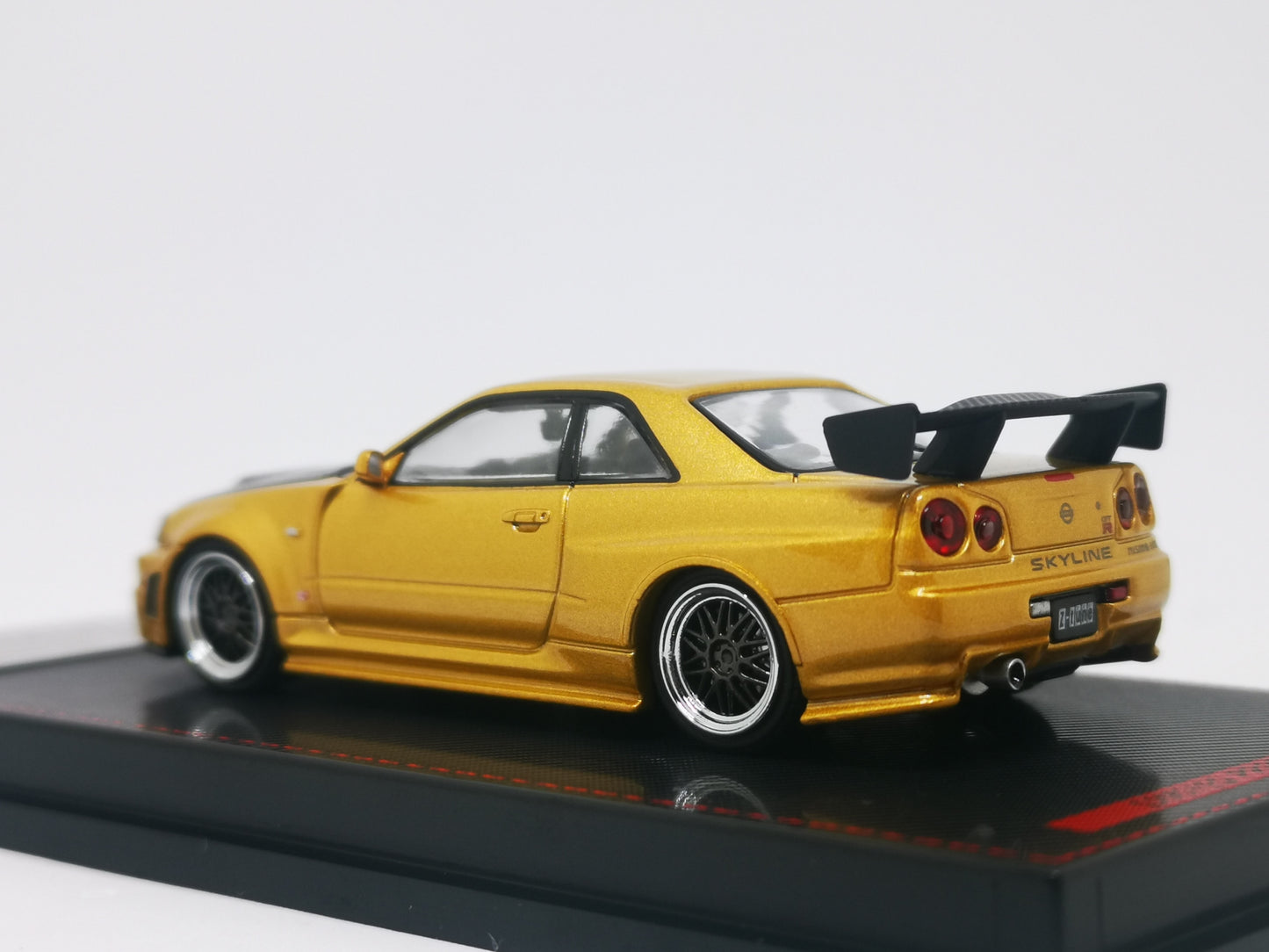 ignition model 1:64 Nissan R34 GT-R Z-tune (Gold)