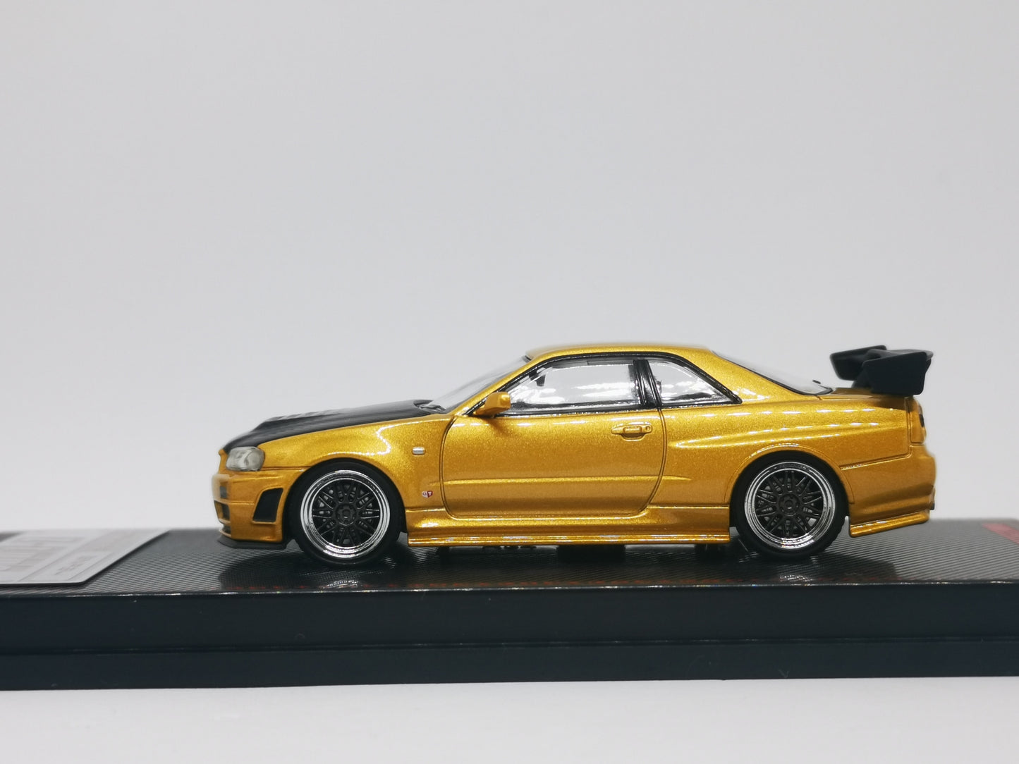 ignition model 1:64 Nissan R34 GT-R Z-tune (Gold)