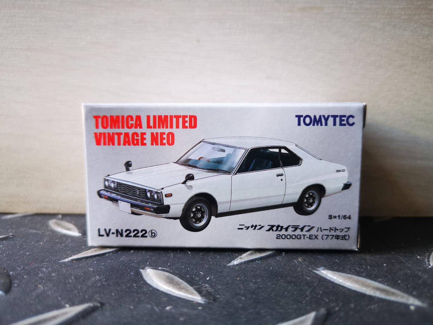 Tomica Limited Vintage Neo LV-N222b Nissan Skyline Hardtop 2000GT-EX 77' (White) Scale1/64