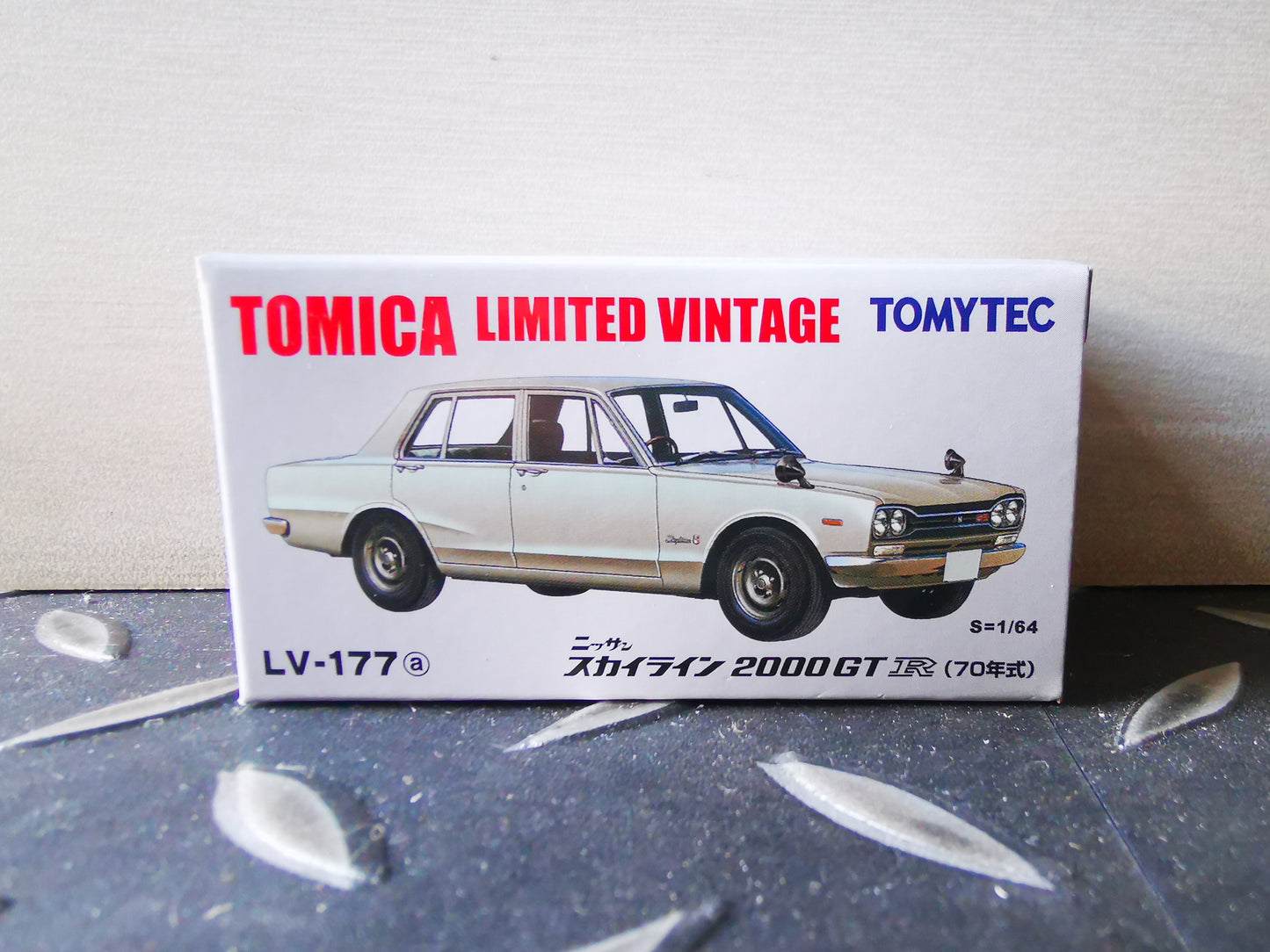 Tomica Limited Vintage LV-177a Skyline 2000GT-R 70's (silver) 1:64 SCALE Takara Tomy