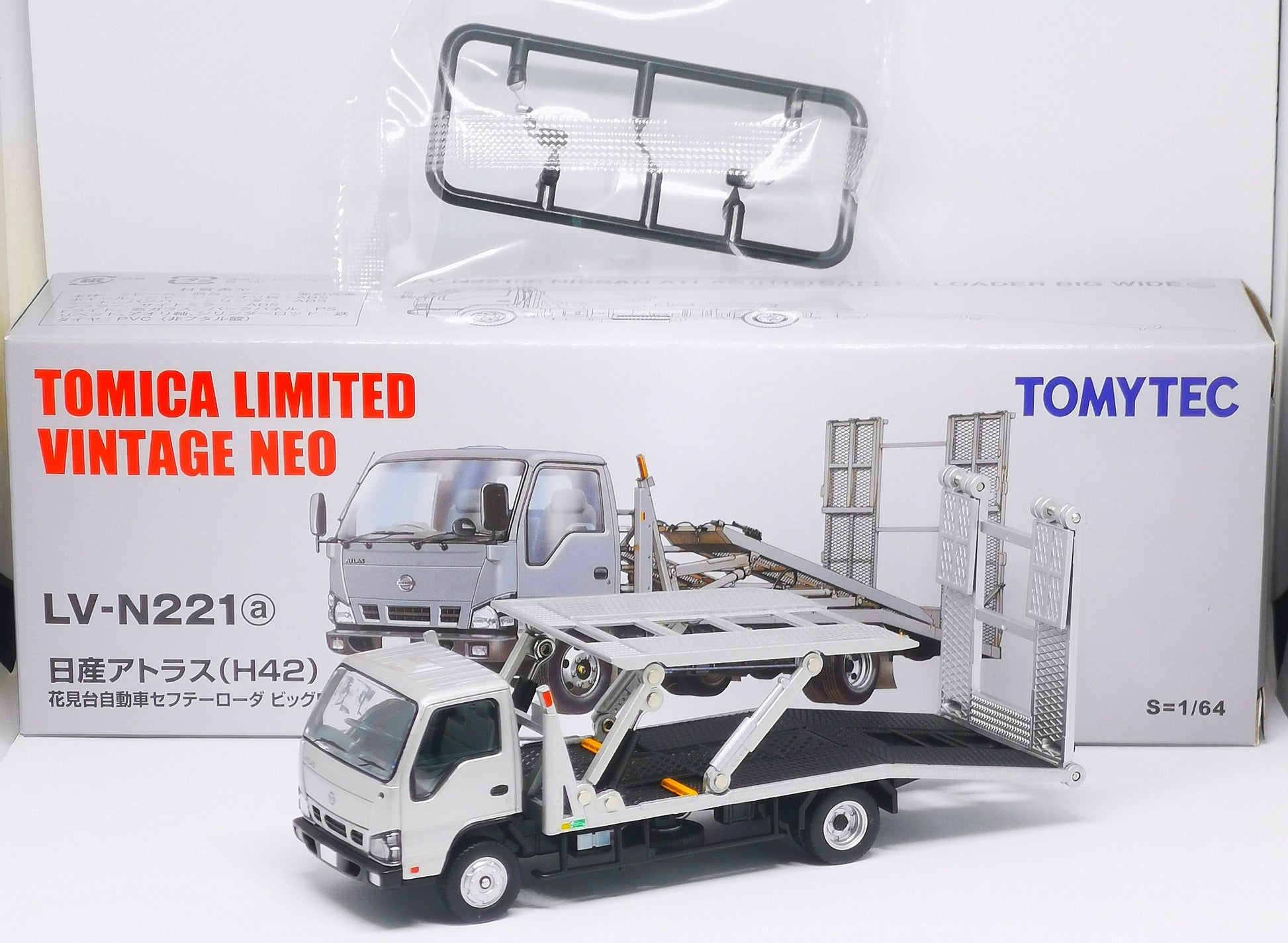 Tomica Limited Vintage Neo N221a Nissan Atlas Hanamidai Bigwide
Silver Takara Tomy