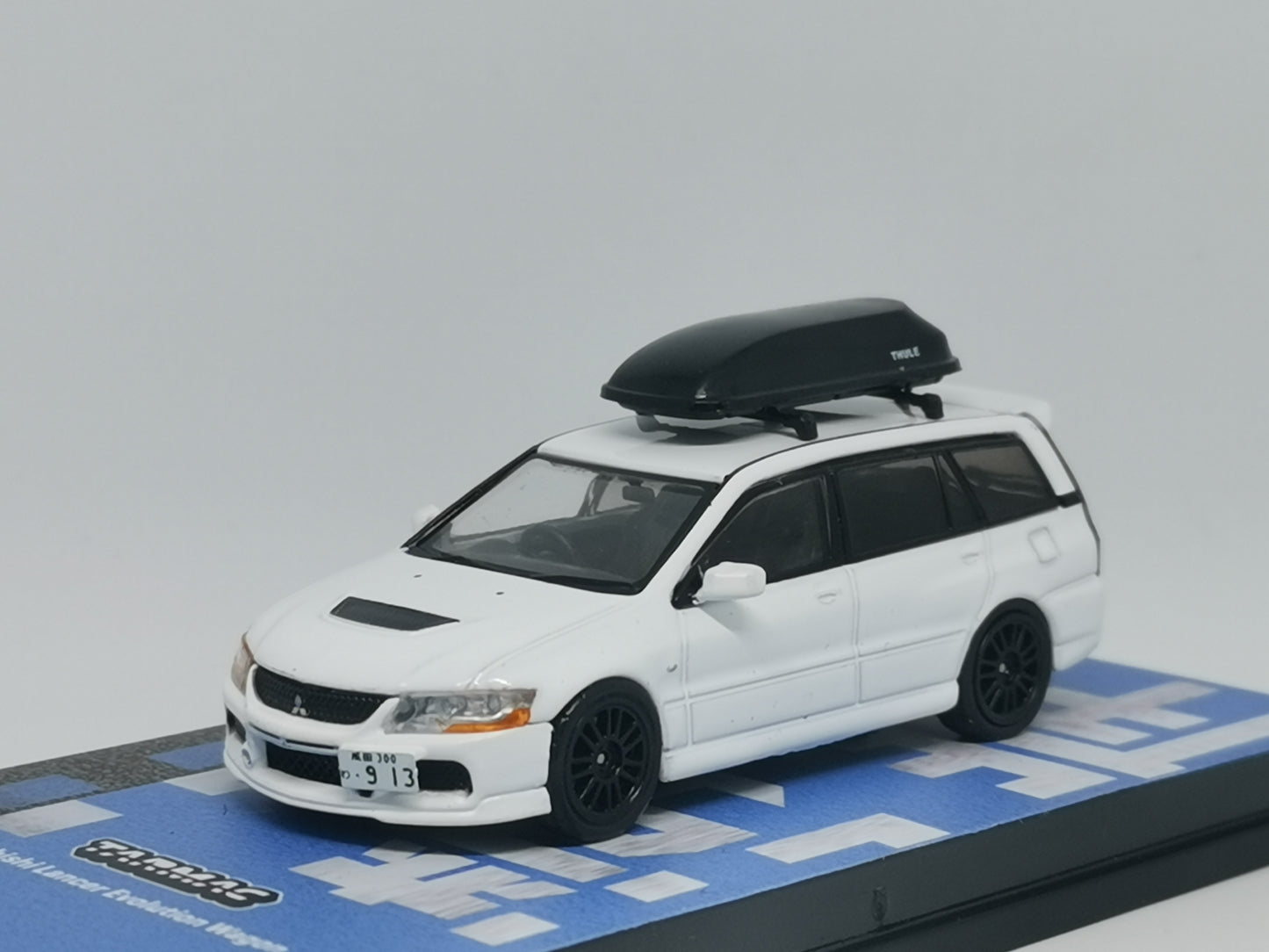 Tarmac Works Mitsubishi Lancer Evolution Wagon With detached rooftop cargo carrier White
