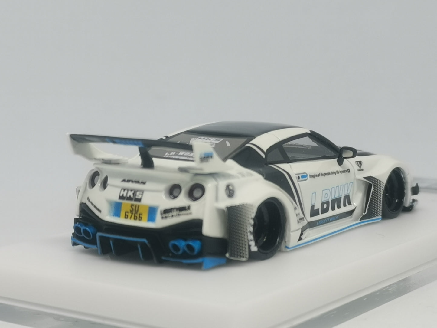 Veloce 1:64 Liberty Walk LB-Silhouette Works Nissan GT-R R35 35GT-RR (LBWK - Hong Kong Version White) (Resin Limited to 70 pcs)
