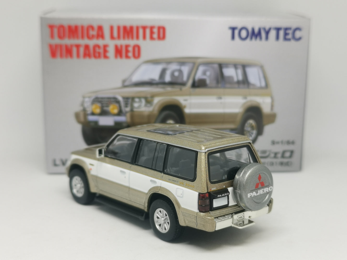 Tomytec Limited Vintage Neo LV-N189c Mitsubishi Pajero Super Exceed (Beige/White)