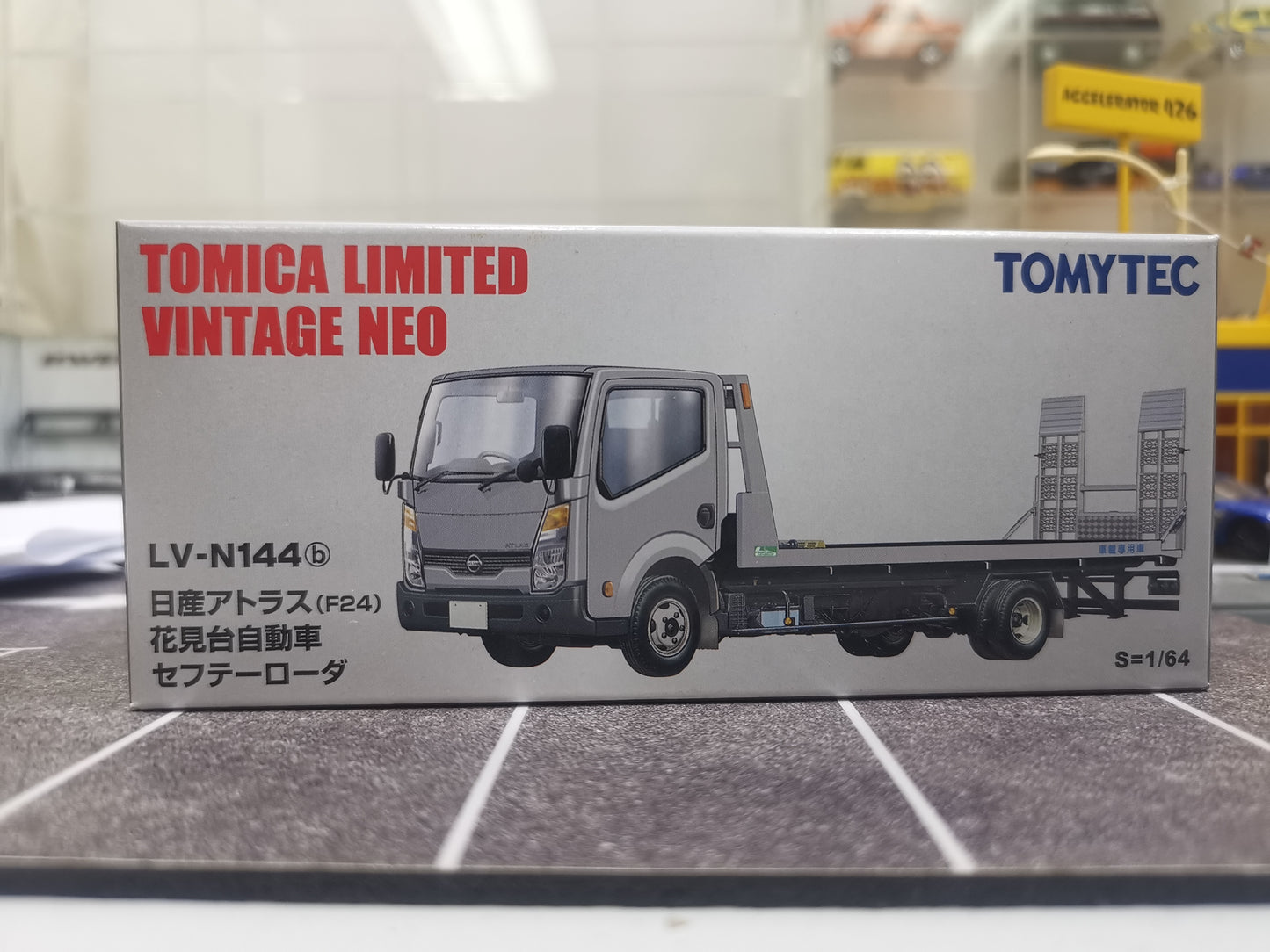 Tomica Limited Vintage Neo LV-N144b Nissan Atlas F24 Safety Loader (Silver)